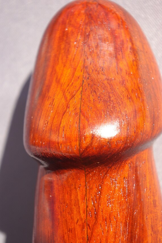 la mesa del pene en erección la mesa del pene en erección