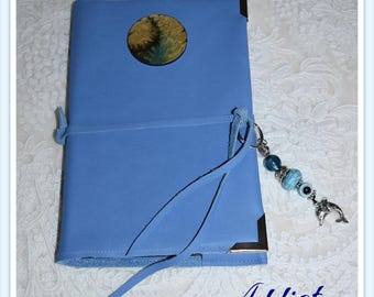Protects agenda or book - in light blue leather and its original cabochon with its lucky jewelry