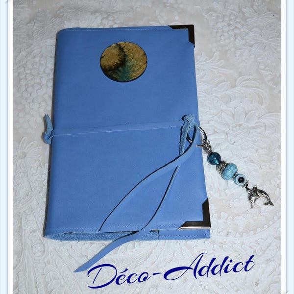 Protège agenda ou livre - en cuir bleu clair et son cabochon original avec son bijoux porte bonheur