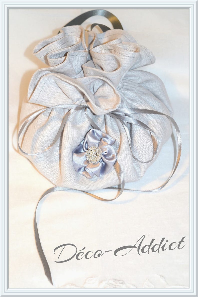 Aumônière en pur lin gris perle et son bijoux fleur et strass pour soirée ou mariage image 1