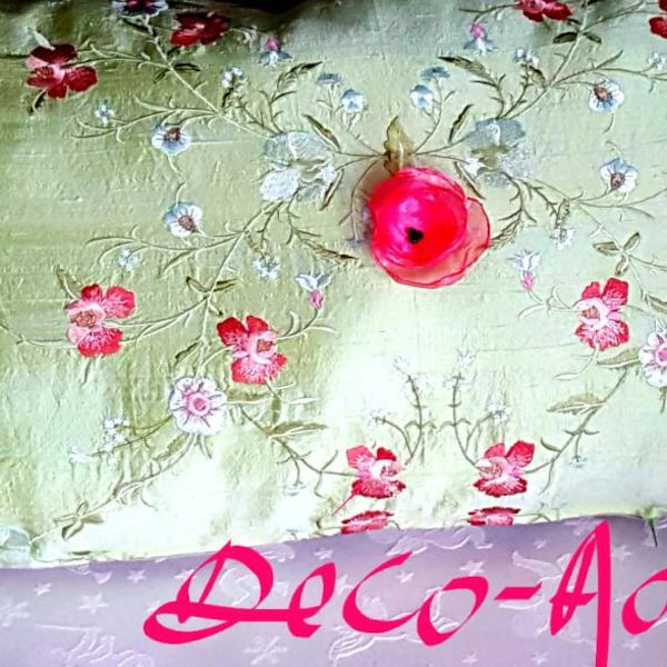 coussin grand format en soie sauvage haute couture brodée de fleurs et fleur en mousseline corail