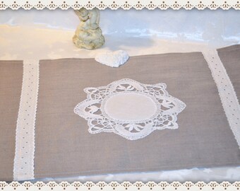 Napperon en lin gris perle, dentelle et broderie anglaise