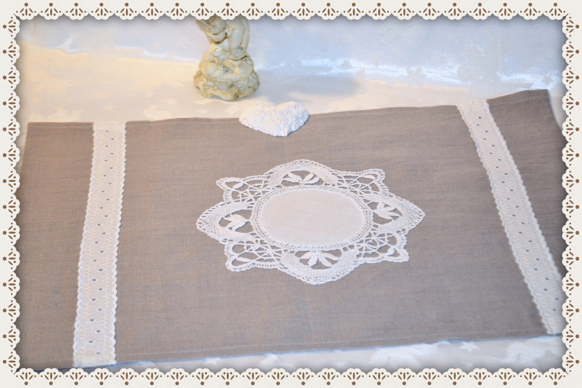 Napperon en Lin Gris Perle, Dentelle et Broderie Anglaise