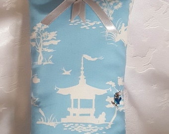 Coussin décoratif à suspendre thème japonais bleu ciel et blanc 24 X 13 cm