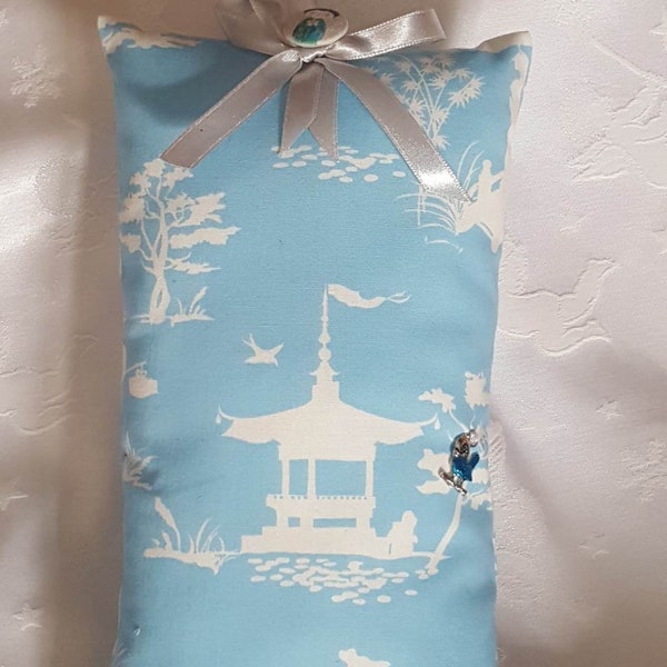 Coussin décoratif à suspendre thème japonais bleu ciel et blanc 24 X 13 cm