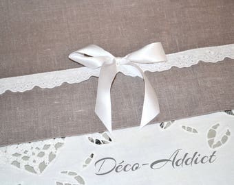 Chemin de table en pur lin gris avec broderie anglaise blanche et ruban de satin blanc