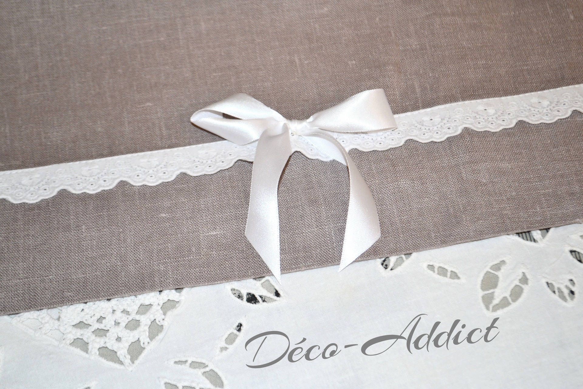 Chemin de Table en Pur Lin Gris avec Broderie Anglaise Blanche et Ruban Satin Blanc