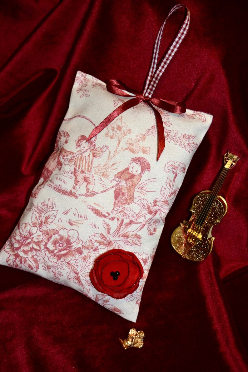 coussin décoratif à suspendre en coton inspiration toile de Jour écru et rouge image 2