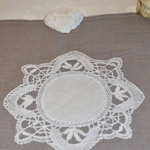 Napperon en lin gris perle, dentelle et broderie anglaise image 3