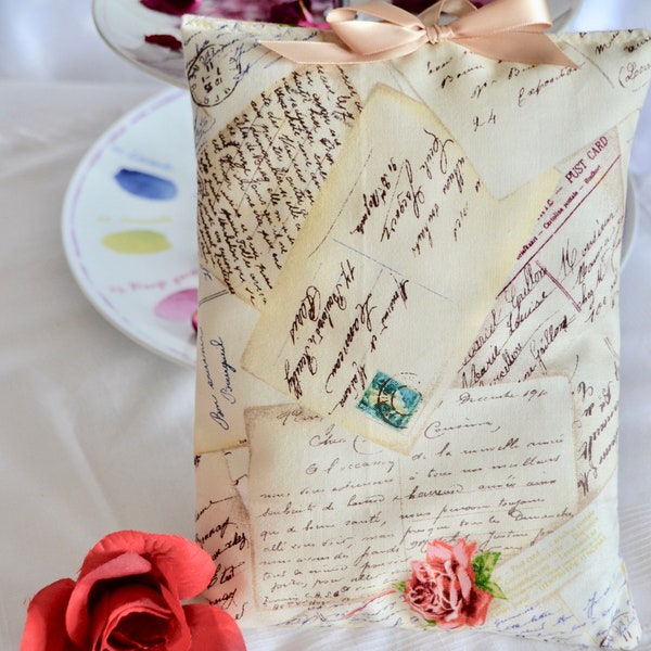 Coussin décoratif à suspendre écritures avec des roses tissu de créateur lettres