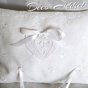 Superb wedding ring cushion in white cotton crepe and heart appliqué
