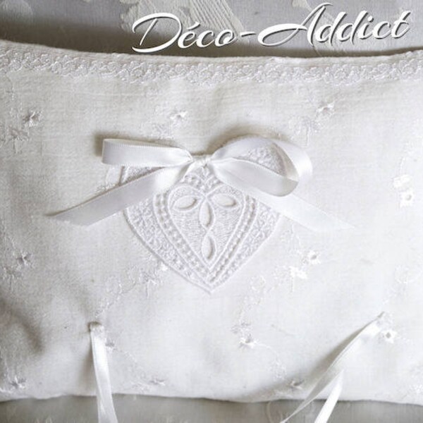 Coussin d'alliances superbe en crêpe blanc de coton et appliqué en coeur