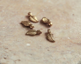 Leaf Brass charms / / Raw Brass / Pendant / Silverfilled charms / Charms for macrame, micro macrame and jewelry making / 8 x 14 mm