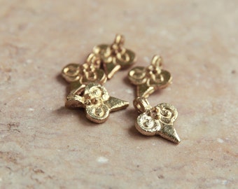 Brass charms / / Raw Brass / Pendant / Charms for macrame, micro macrame and jewelry making / 16 x 21 mm