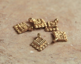 Breloques en laiton / Laiton brut / Pendentif / Breloques pour macramé, micro macramé et fabrication de bijoux / 18 x 20 mm