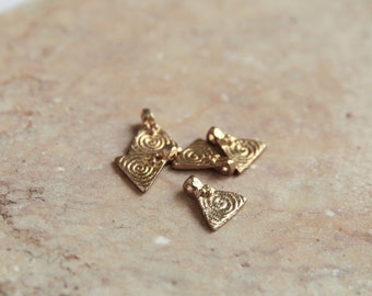 Brass charms / / Raw Brass / Pendant / Charms for macrame, micro macrame and jewelry making / 13 x 14 mm