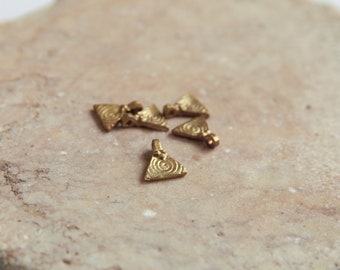 Mat triangle / Brass charms / / Raw Brass / Pendant / Charms for macrame, micro macrame and jewelry making / 12 x 13 mm