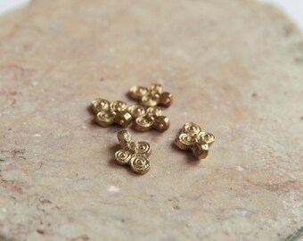 Breloques en laiton / Laiton brut / Pendentif / Breloques pour macramé, micro macramé et fabrication de bijoux / 13 x 16 mm