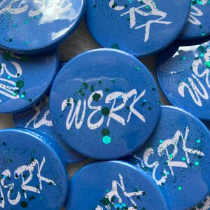 Badge pailleté Werk 38 mm