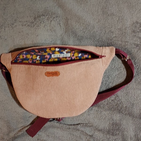 2 sacs banane 1 en velours rose saumon avec fermeture et sangle bordeaux et 1 multicolore en lin et coton