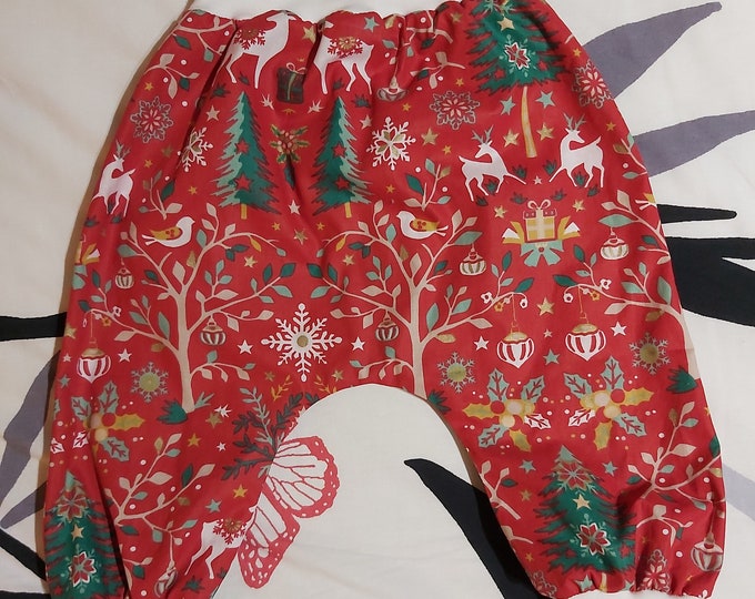 Unisex lined sarouel pants, in red cotton with fir tree, deer, snowflake print, waist and bottom with white ribbing, 18/24 months