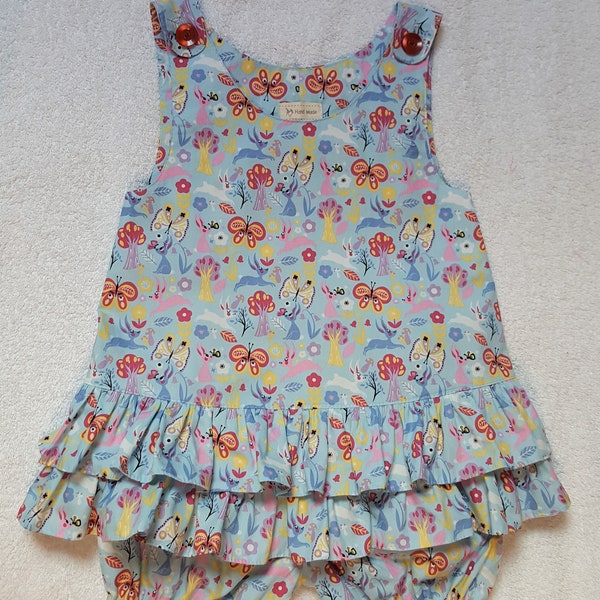Pour l'été  joli petit ensemble robe chasuble à volants et petit bloomer doublé bébé fille 18 / 24 mois  .Prêt à expédier