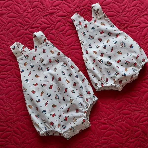 Petites barboteuses en coton blanc impression multicolore 2 tailles , une 3 / 6 mois et une 18 / 24 mois