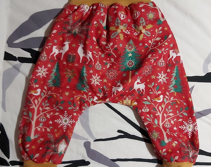 For Christmas, pretty unisex lined sarouel pants 12/18 months in red cotton fabric, with forest animal prints.