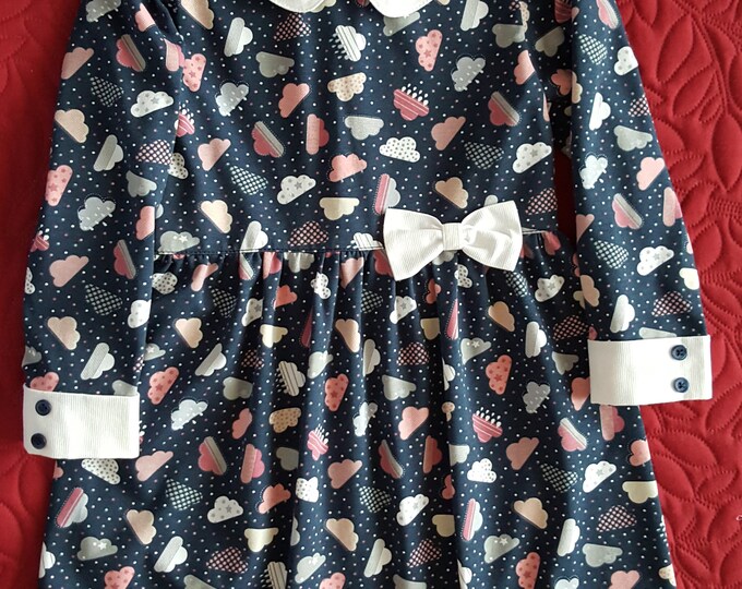 Here is a pretty little dress for 4 year olds, navy blue with multicolored prints in jersey and elastane, white collar and bottom cds sleeves