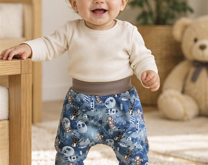 Sarouel bébé 9/12 mois bleu motif espace – Jersey molletonné chaud – Taille évolutive – Fait main – Pièce unique