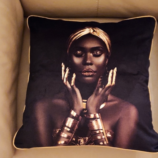 joli coussin velours ras noir avec femme africaine le corps entouré couleur or