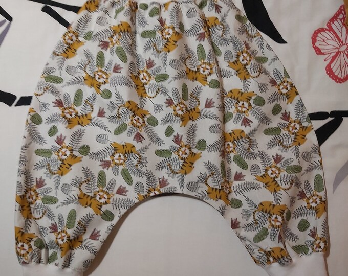 Sarouel pants 3/4 years in white cotton with savannah prints and lions. Ready to ship.