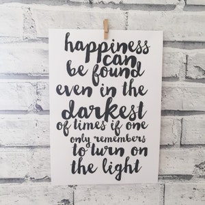 Glück kann auch in den dunkelsten Zeiten gefunden werden, wenn man nur erinnert, so schalten Sie das Licht Harry Potter Dumbledore Kalligraphie Zitat