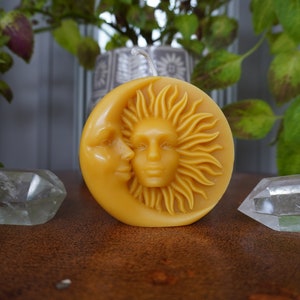 Ritualkerze aus Bienenwachs bei Sonne und Mond