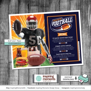 Könnte beinhalten: Ein Flyer für eine Football-Party mit einem Footballspieler in einem roten Trikot, der einen Football hält. Der Flyer enthält eine Speisekarte mit drei Optionen: 1/4 Pfund Angus-Burger, Tailgate-Nachos Supreme und Haus-Spezial-Flügel-Tablett. Der Flyer ist 8,5 Zoll mal 11 Zoll groß und kann angepasst werden.