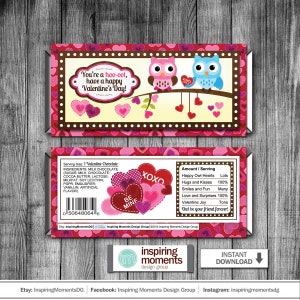 Puede incluir: Un envoltorio de chocolate de San Valentín imprimible con dos búhos posados en una rama con corazones. El envoltorio tiene un fondo rosa y rojo con un borde blanco y el texto "You're a hoo-oot, have a happy Valentine's Day!" El envoltorio también incluye una etiqueta nutricional con el texto "Serving Size: 1 Valentine Chocolate" y "Amount / Serving".