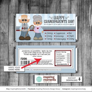 Puede incluir: Un diseño de envoltorio de barra de chocolate imprimible con una ilustración de dibujos animados de una pareja de abuelos. El envoltorio tiene un fondo azul con acentos rojos y blancos. El texto en el envoltorio dice "¡Feliz Día de los Abuelos!" y "¡Te queremos por todo lo que eres y todo lo que haces!" El envoltorio también incluye una lista de adjetivos positivos que describen a los abuelos, como "cariñoso", "apoyo", "sabio", "cuidadoso", "nutritivo", "perfecto", "familia", "alentador" y "fuerte".