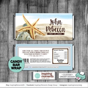 Op de afbeelding: Een blauwe en witte candy bar-verpakking met een zeester en schelpen op het strand. De verpakking vermeldt "John en Rebecca" en "May 24, 2023". De achterkant van de verpakking heeft een lijst met bruiloftsfeiten, waaronder liefde, romantiek, mededogen en geduld, allemaal 100%.