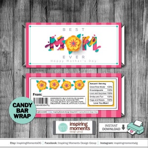 Op de afbeelding: Printbare chocolade reep verpakking met een roze en witte gestreepte achtergrond. De verpakking heeft een kleurrijk papier cut-out ontwerp van het woord "MOM" met een gele bloem in het midden van de "O". De tekst "BEST MOM EVER" staat boven het ontwerp en "Happy Mother's Day" eronder. De verpakking bevat ook een voedingslabel met de tekst "Love You Mom!" en een logo voor "Inspiring Moments Design Group".