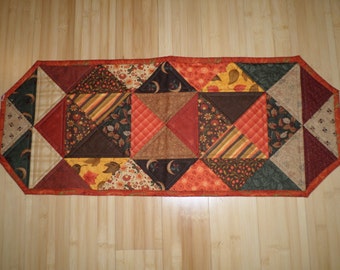 Half Square Triangle \u2013 QUILTED TABLE RUNNER \u2013 Brown Red /& Green