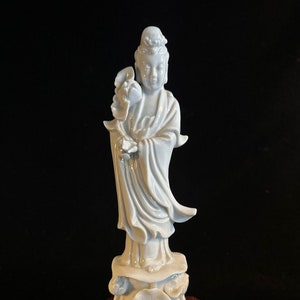 Estátua de budismo em miniatura de porcelana chinesa antiga Dehua Blanc de Chine Kwan Yin Guanyin