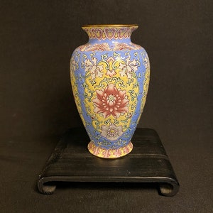 Hermoso jarrón chino antiguo esmaltado con flores
