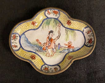 19e-eeuwse miniatuur Chinese Canton emaille gelobde snuisterijschotel met vrouw in landschap