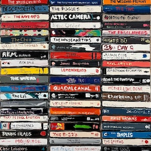 Puede incluir: Una obra de arte pintada que representa una colección de cintas de cassette. Se presentan bandas como "The Smiths", "The Pogues" y "New Order". Cada cinta está pintada con el nombre de la banda en diferentes fuentes y colores. Las cintas están dispuestas en una cuadrícula.
