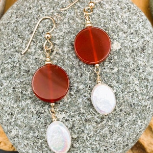 Carnelian Earrings, Pearl Earrings Red gemstone earrings; White gemstone earrings; Carnelian coin earrings; Mother&#39;s Day, Gift for Her