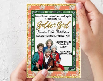 Könnte beinhalten: Eine Geburtstagseinladung zum Thema Golden Girls mit einem Foto der vier Hauptfiguren. Die Einladung ist mit einem tropischen Blatt-Muster und goldenem Glitzer verziert. Der Text lautet "Travel down the road and back again to celebrate our Golden Girl Jessie's 50th Birthday Saturday, September 30th at 7:00 123 Happy Lane Orlando, FL 32836 RSVP to Mike: (407)555-1234"