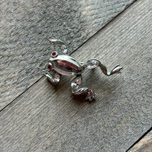 Vintage Silver tone Frog pin brooch rhinestone jewelry Costume & Figural pins estate finds