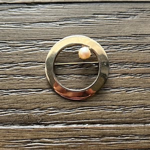 Vintage Gold Tone Pin with pearl accent Brooch estate jewelry finds collectible accessories circle scarf accent