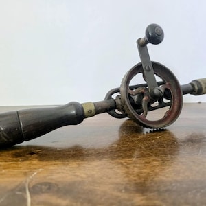 Antike Schneebesen Handbohrmaschine: Vintage Zimmerei Werkzeug mit Holzgriff