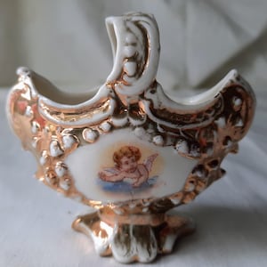 Cestino in porcellana con cherubino vittoriano